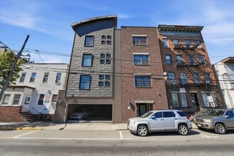 Building Photo - 515 30th St