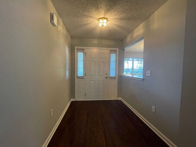 Building Photo - Three Bedroom in Watermill