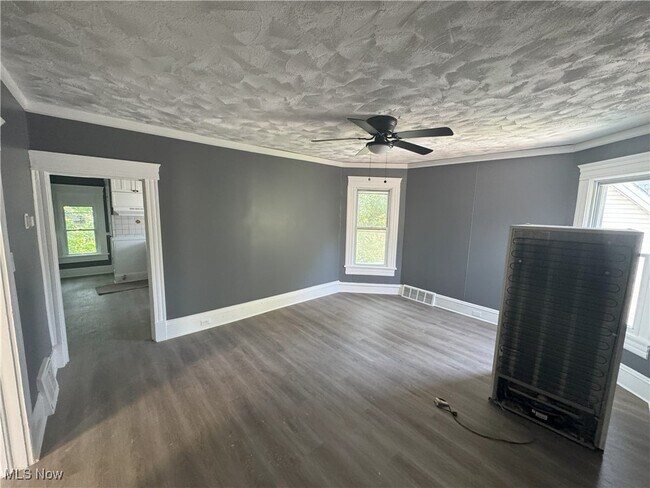 Building Photo - 2048 W 95th St