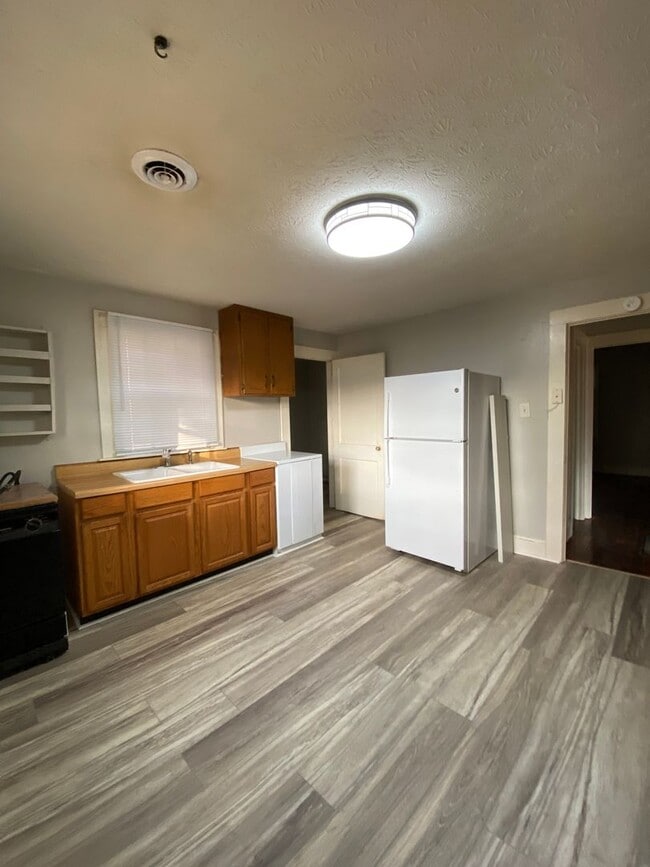 Building Photo - 202 Francis St W