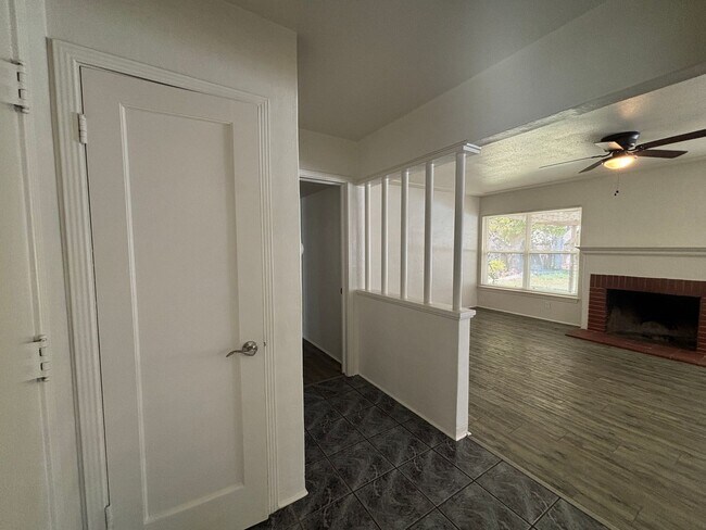 Building Photo - 816 W Fedora Ave