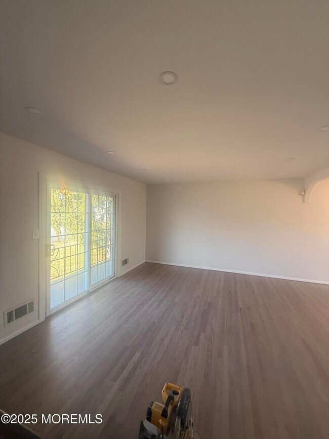 Building Photo - 117 Greymoor Rd