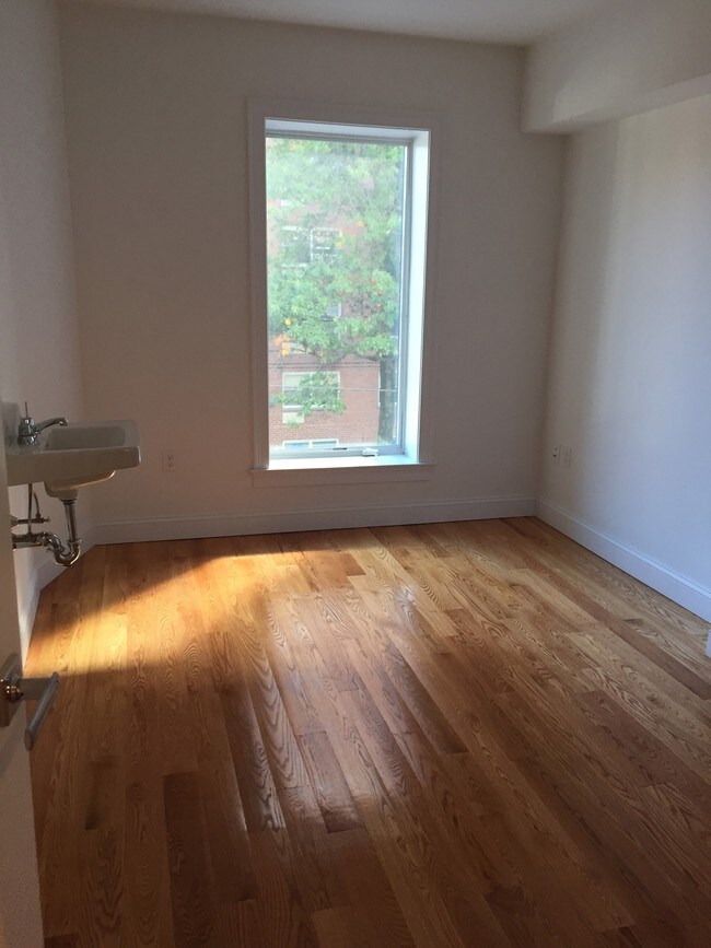 Foto del edificio - 3174 Riverdale Ave