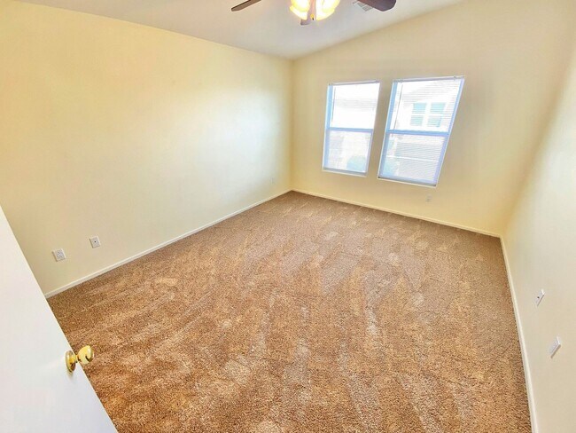 Foto del edificio - CHARMING 2 BEDROOM, 2 BATH CONDO WITH STYL...