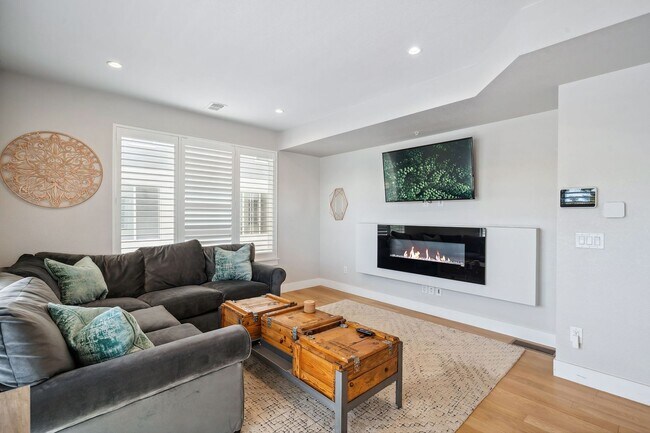 Foto del edificio - Modern 3BD, 3.5BA Townhome in Sloan's Lake...