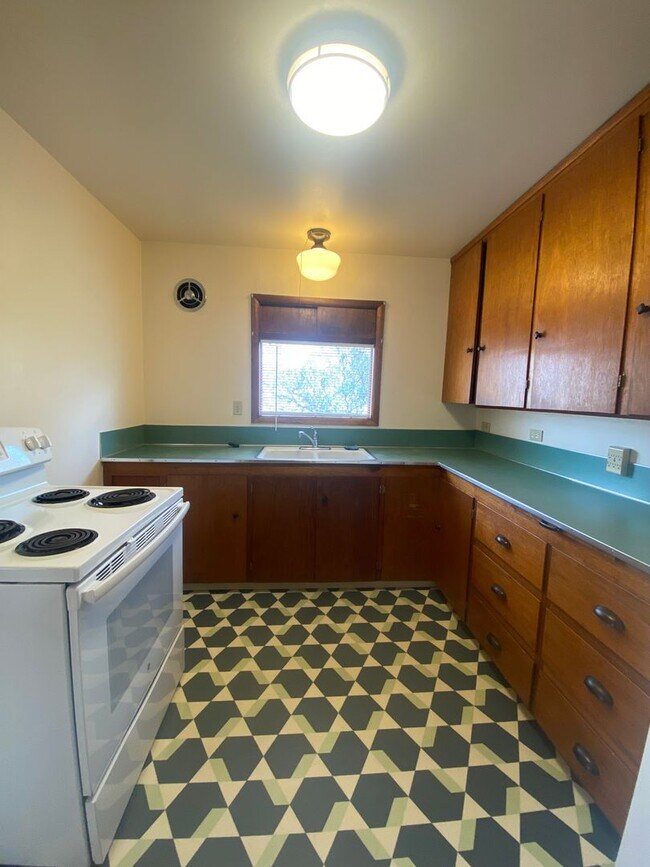 Foto del edificio - 2 bed 1 bath duplex. Less than 3 miles from OIT and Sky Lakes. Geothermal heat, and attached gara...