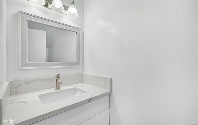 Building Photo - 3 br, 1.5 bath House - 2450 Vista Hogar