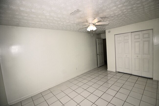 Foto del edificio - 8365 Warren Dr
