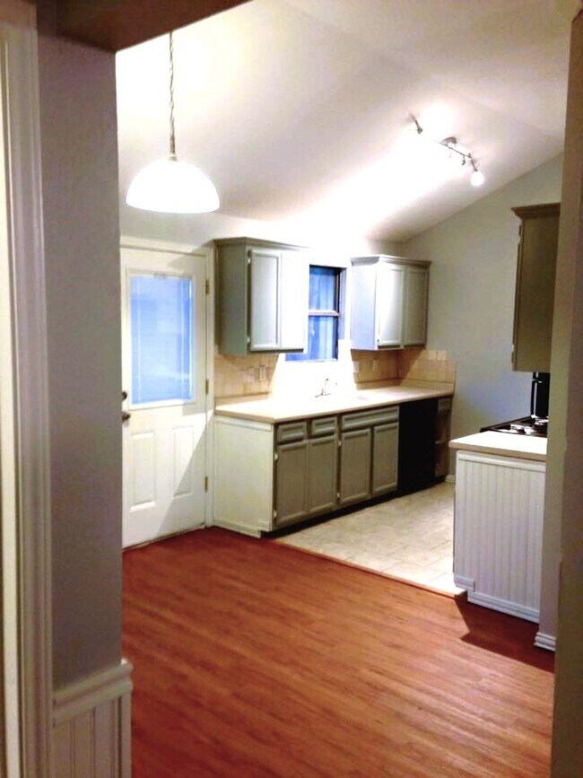Building Photo - 504 Maple Run Dr