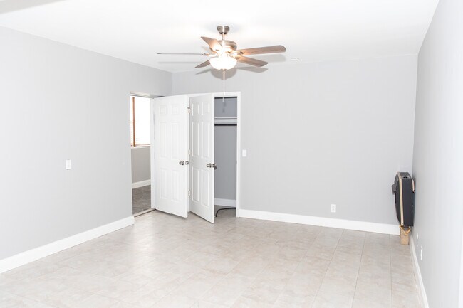 Building Photo - 430 Bunkerhill Dr