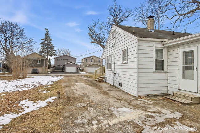 Building Photo - 33759 N Lake Shore Dr