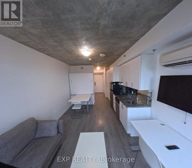 Photo du bâtiment - 1900 Simcoe St N