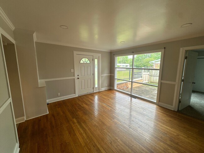 Foto del edificio - 1370 Farley Dr
