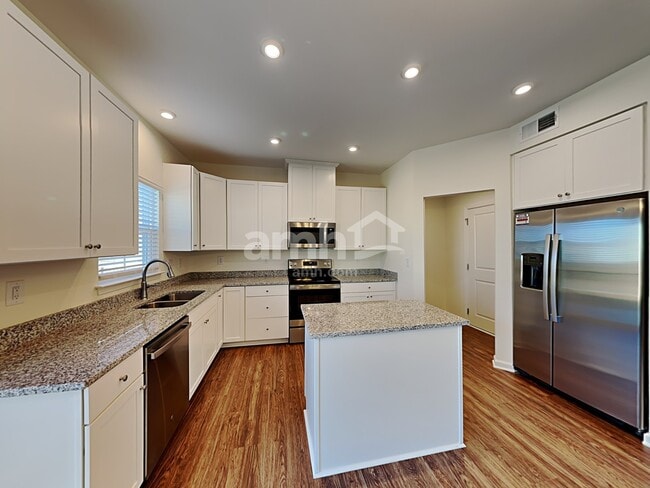 Building Photo - 561 Larragan Dr
