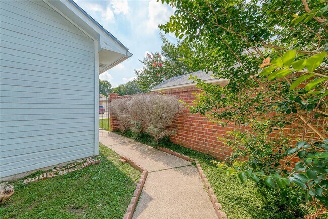Foto del edificio - 9310 Corner Oaks Ln