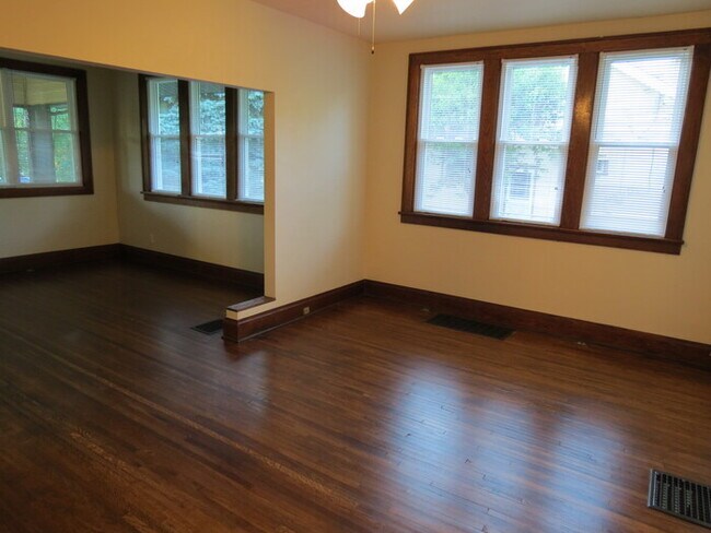 Building Photo - 2650 Thorndale Ave