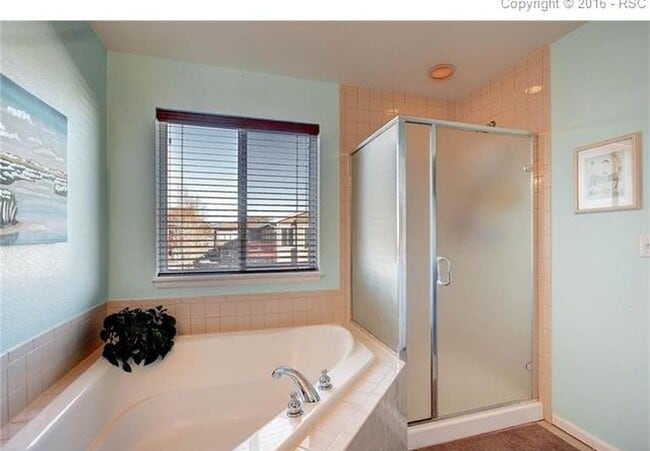 Baño principal, actualmente pintado del mismo color que la sala de estar principal. - 16637 Elk Valley Trail