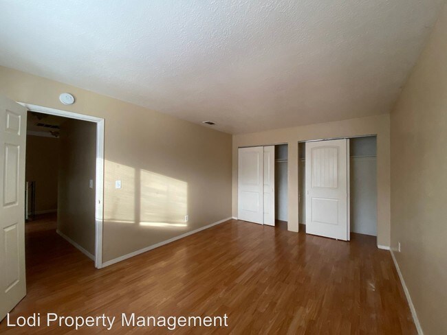 Building Photo - 328 E Elm St