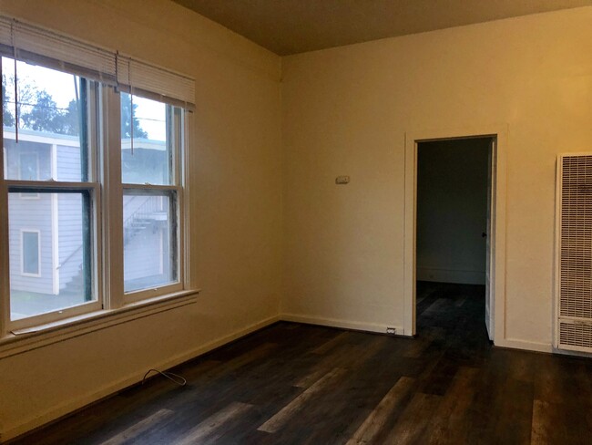 Building Photo - Fully Remodeled 2 Bedroom Located in Downt...