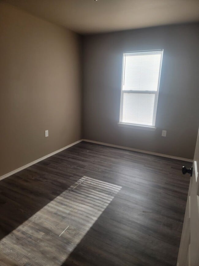 Building Photo - 3BD 2BR 1 CAR GARAGE *Section 8 approved