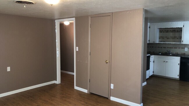 Foto del edificio - PRICE REDUCTION - AVAILABLE NOW!