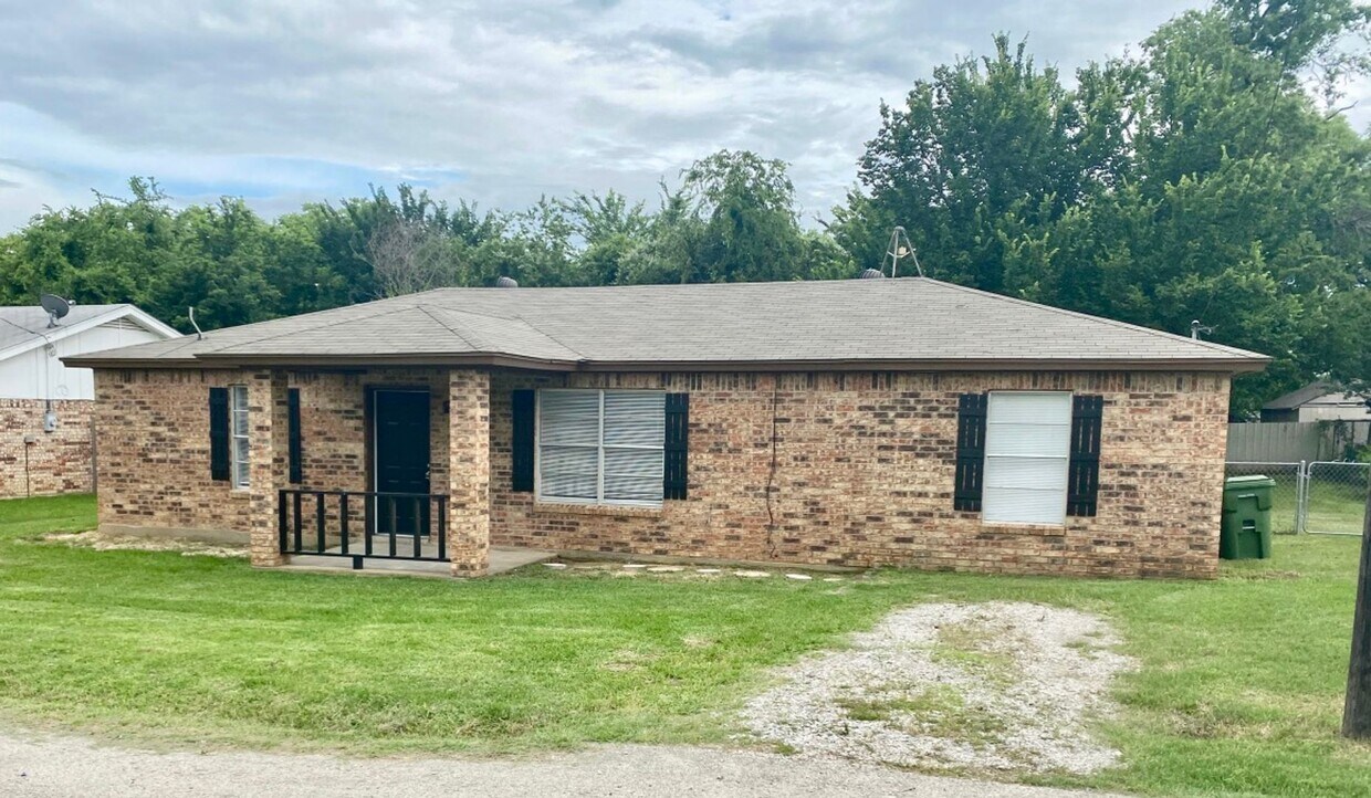 215 W 4th St, Springtown, TX 76082 House Rental in Springtown, TX