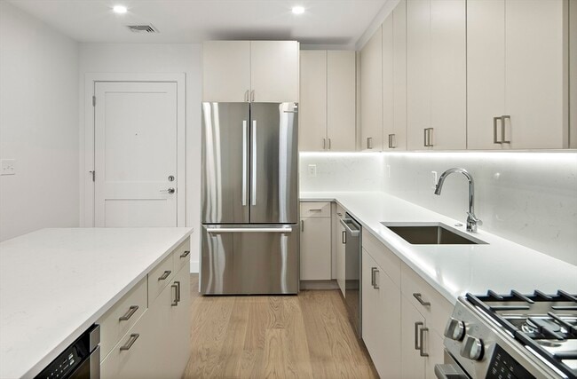 Building Photo - 256 Dorchester St