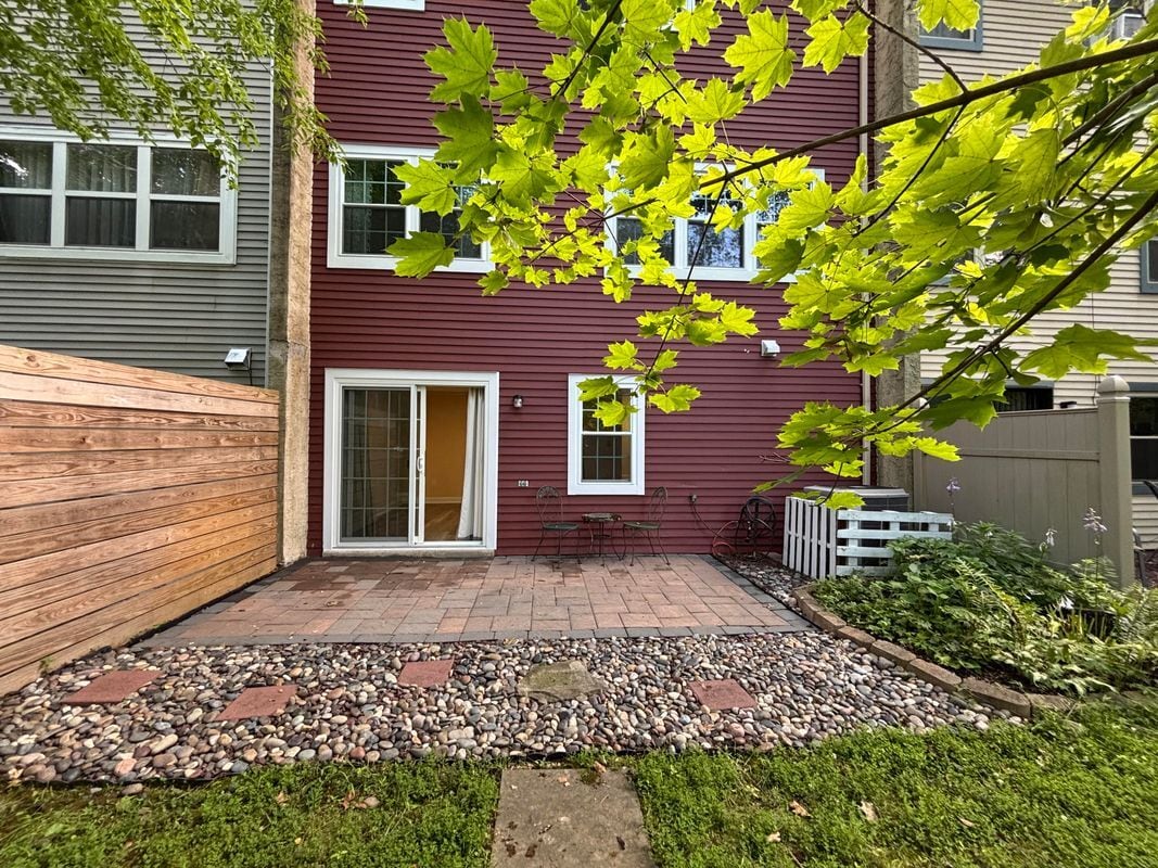 Building Photo - 3 E Ridge Mews