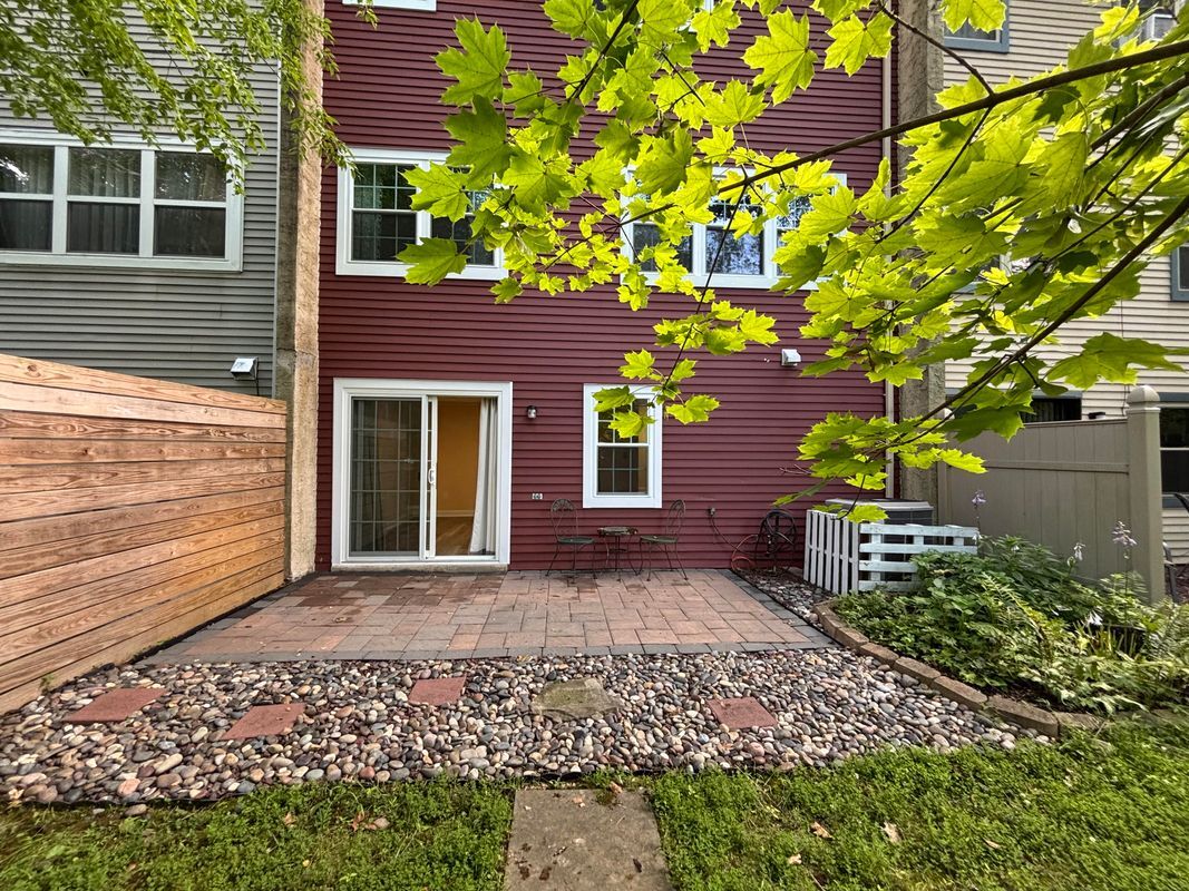 Foto del edificio - 3 E Ridge Mews