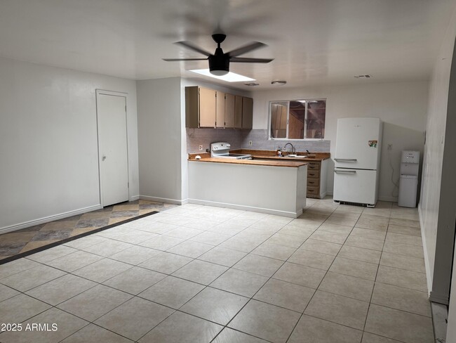 Foto del edificio - 5131 W Earll Dr