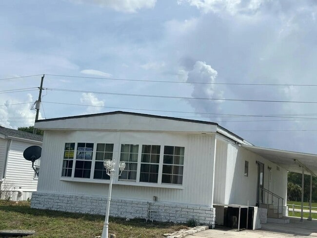 Foto del edificio - 8401 Breeze Hill Dr