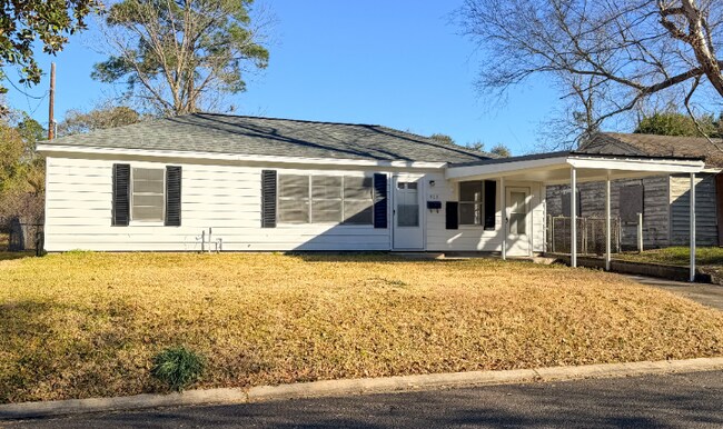 Foto del edificio - 909 Lake Ct Dr