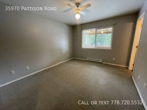 Building Photo - 3 Bedroom Home On Acreage