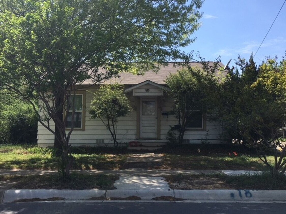Foto principal - Home - 2 Bedroom/1 Bath Home- Walking Dist...