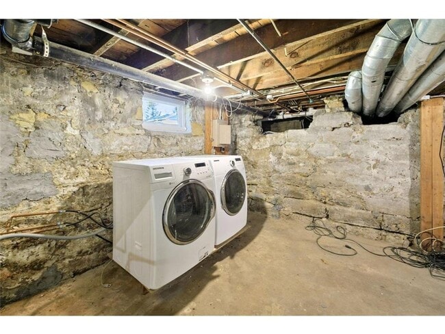Building Photo - Beautiful 6 Bedroom House! -June 2025-Clos...
