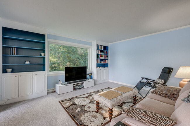 Building Photo - 552 Rio Vista