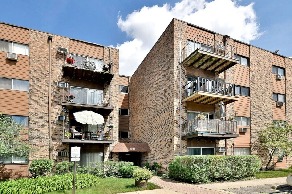 8970 N Parkside Ave Unit 101, Des Plaines, IL 60016 Condo for Rent in