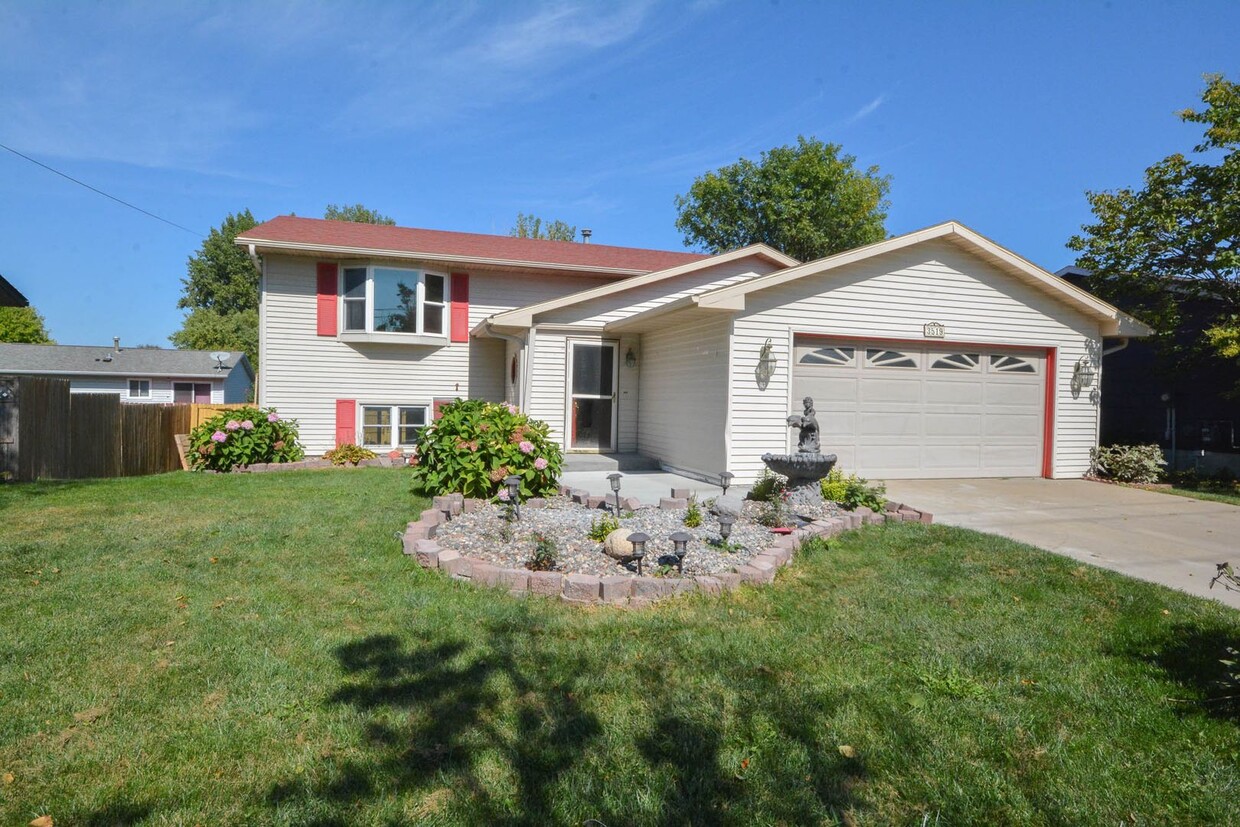 Foto principal - Country Club Manor home with amazing floor...
