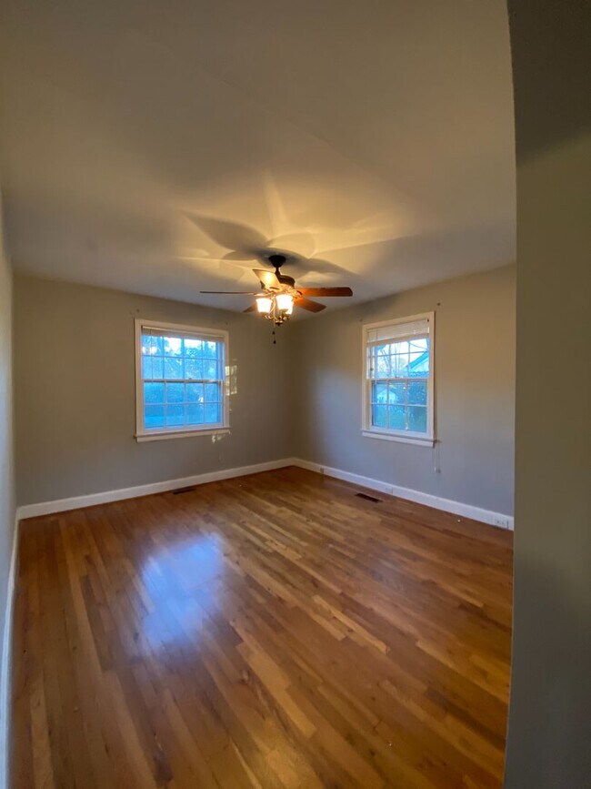 Foto del edificio - Charming 2 bed, 1 bath Cape Cod with hardw...