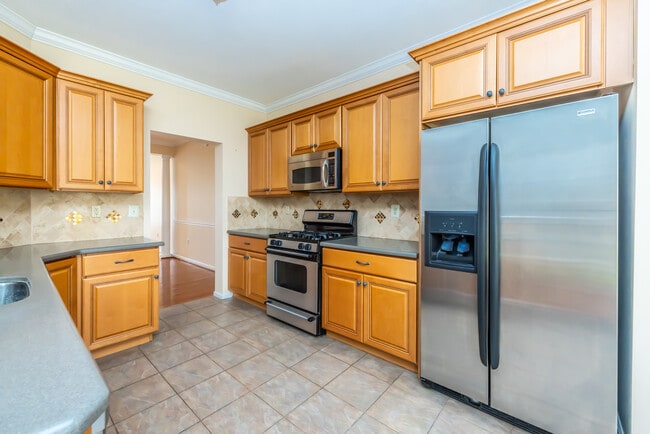 Building Photo - 145 Madison Way