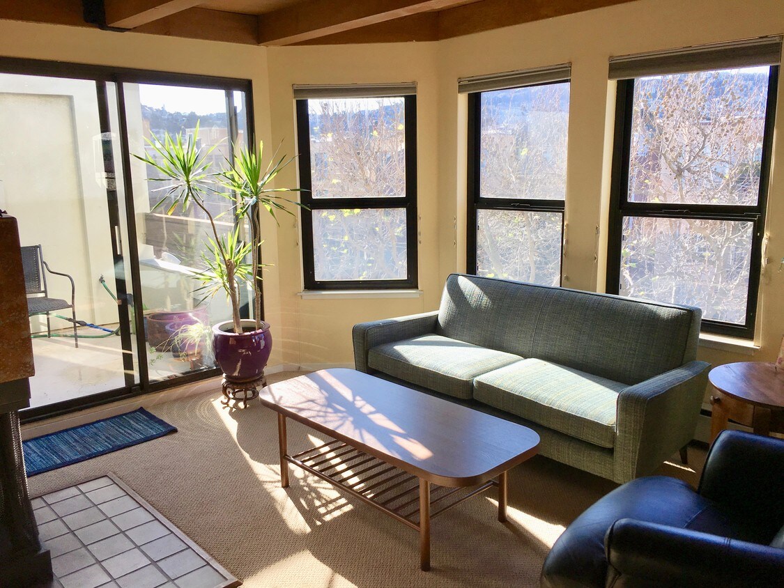 Living room w/ view - 345 Church St