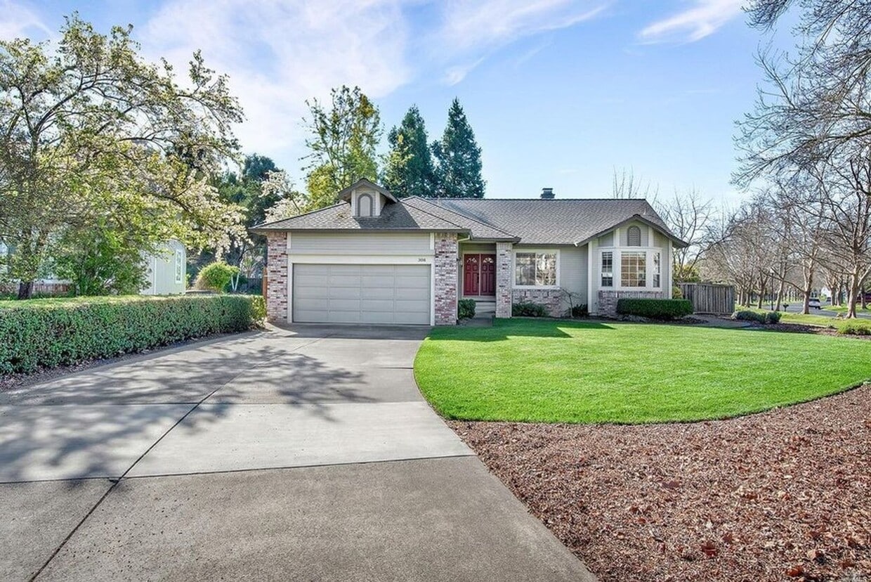 Primary Photo - Beautiful Home in the Lakewood Hills Gated...