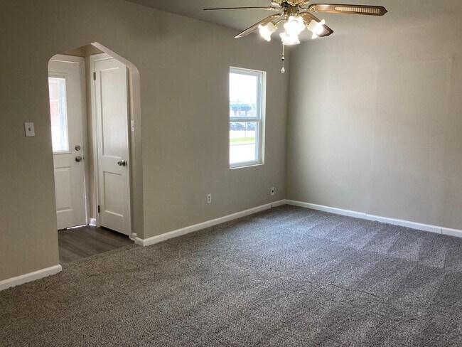 Foto del edificio - 3 Bedroom 2 Bathroom East Side Home