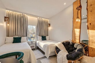 Building Photo - 443 Clove Rd