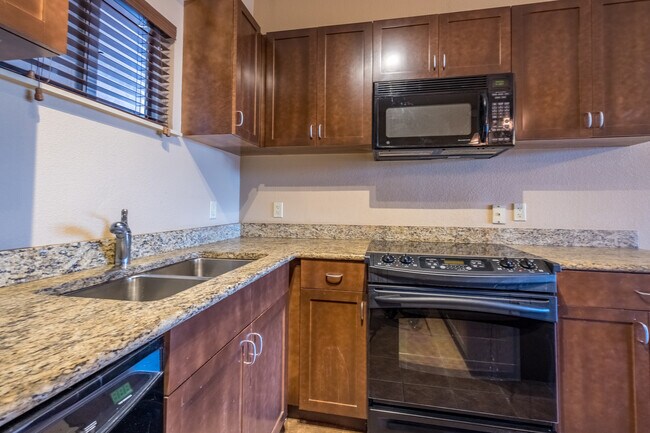 Foto del edificio - Top-Floor 2 Bed, 2 Bath Luxury Condo in We...