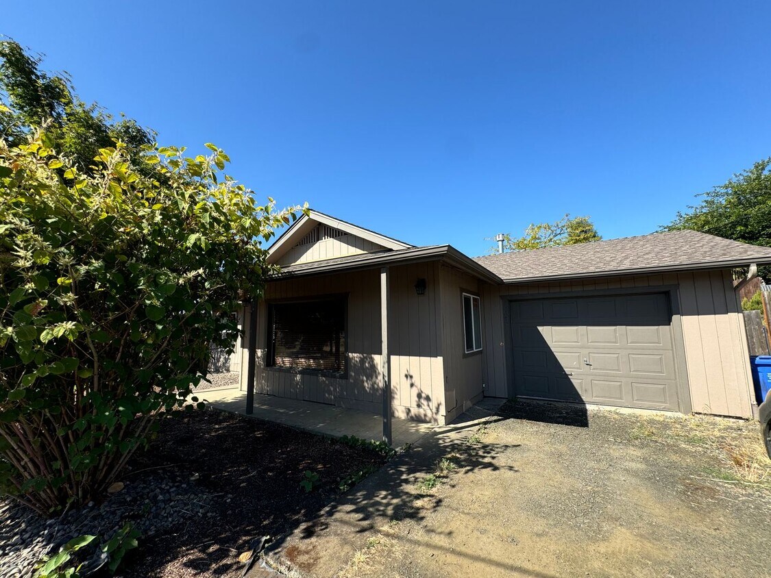 Foto principal - 3 bedroom house with Large backyard