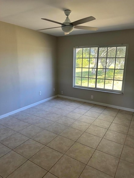 Building Photo - 377 SW Cherryhill Rd