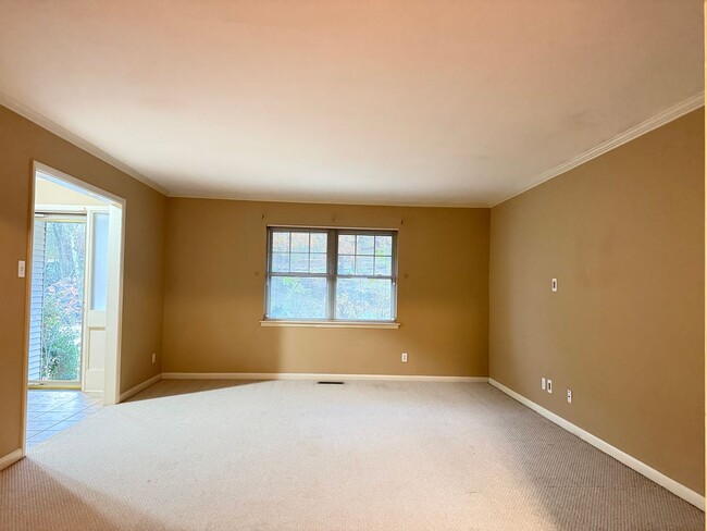 Building Photo - 323 Auburn Dr