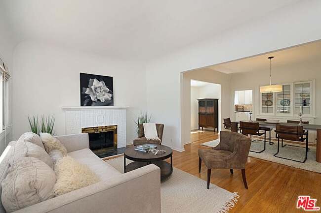 Building Photo - 9015 Rosewood Ave