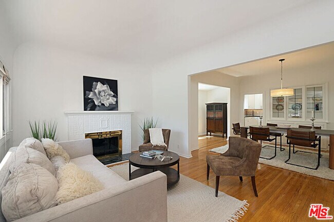 Foto del edificio - 9015 Rosewood Ave